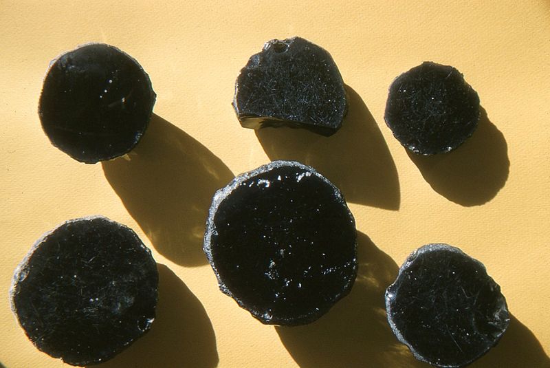 neolithic_mirrors_of_obsidian_excavated_by_james_mellaart_and_his_team_in_catalhoyuk