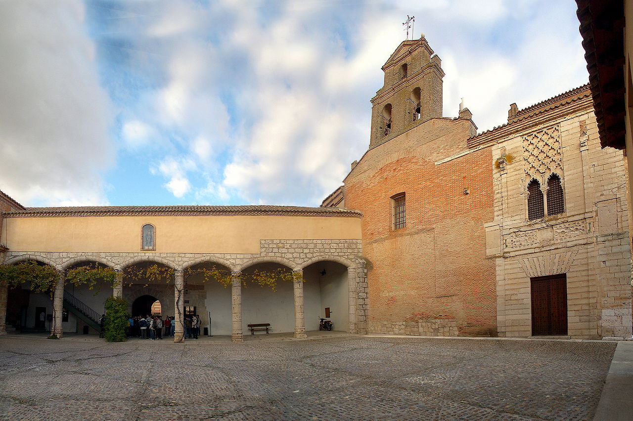 1280px-Atrio_de_las_Claras